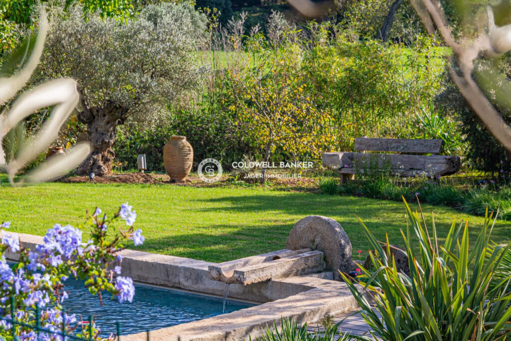 Villa au pied du village avec vue les vignes et sur le château – 5 pièces – 3 chambres – 210.00 m²