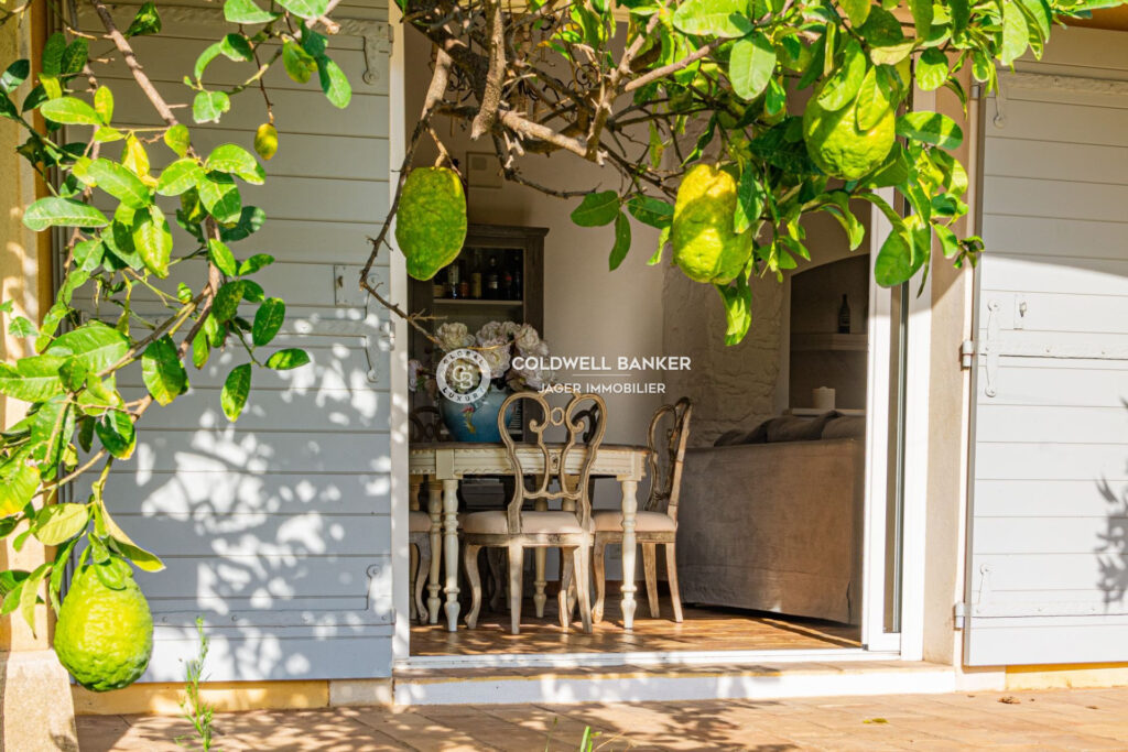 Villa au pied du village avec vue les vignes et sur le château – 5 pièces – 3 chambres – 210.00 m²