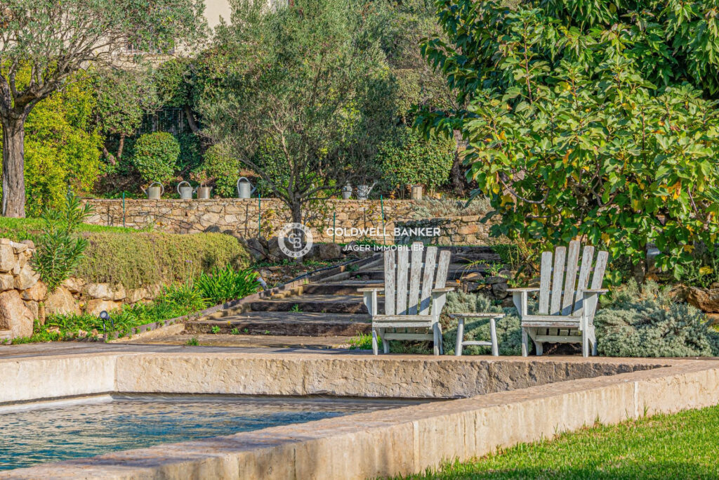 Villa au pied du village avec vue les vignes et sur le château – 5 pièces – 3 chambres – 210.00 m²