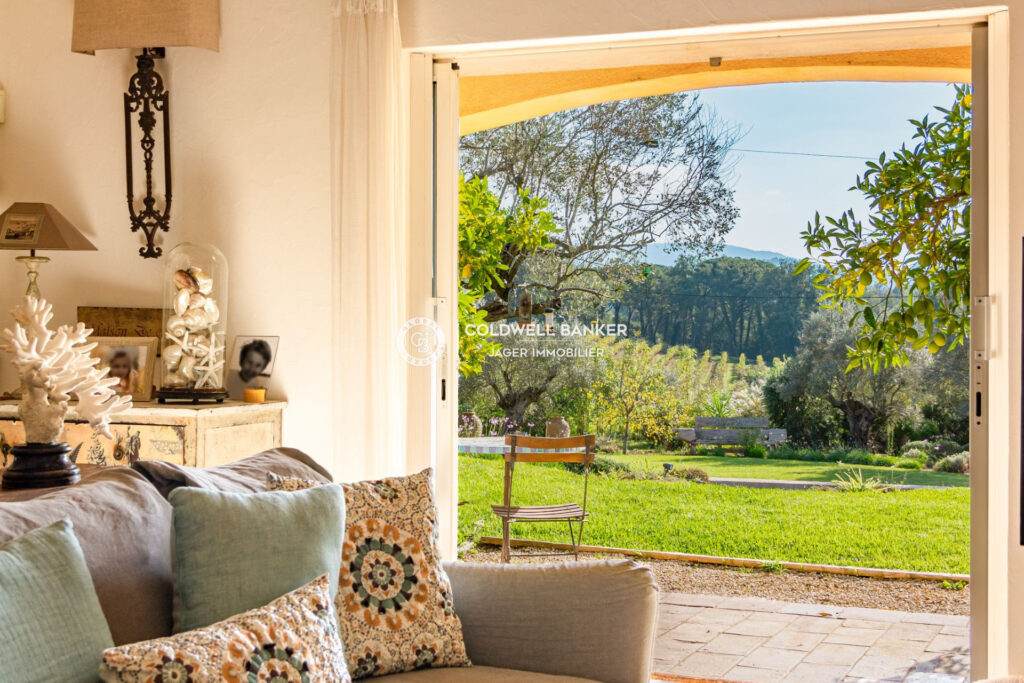 Villa au pied du village avec vue les vignes et sur le château – 5 pièces – 3 chambres – 210.00 m²