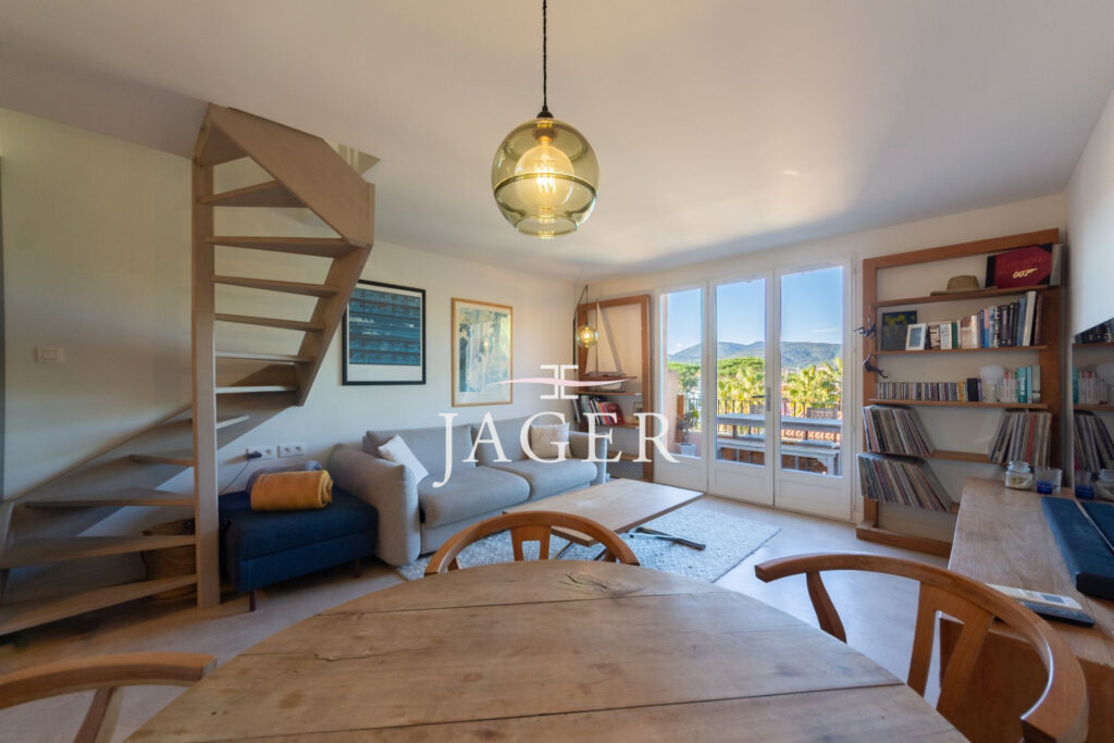 Duplex rénovée avec vue panoramique sur Port-Grimaud avec gara – 3 pièces – 2 chambres – 55.00 m²