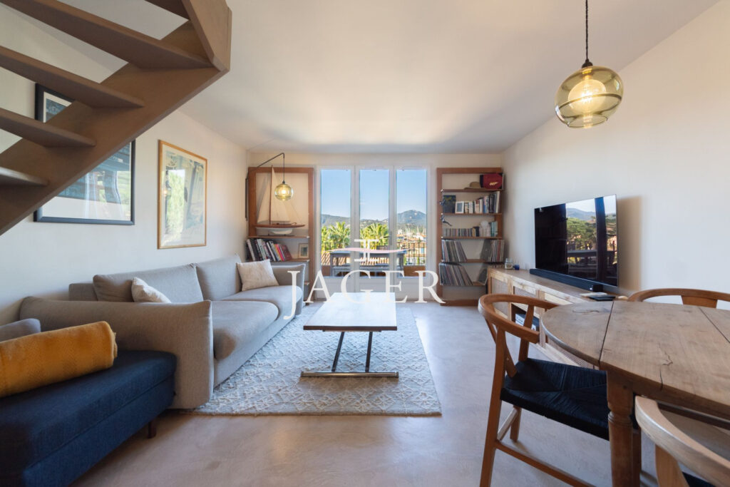 Duplex rénovée avec vue panoramique sur Port-Grimaud avec gara – 3 pièces – 2 chambres – 55.00 m²