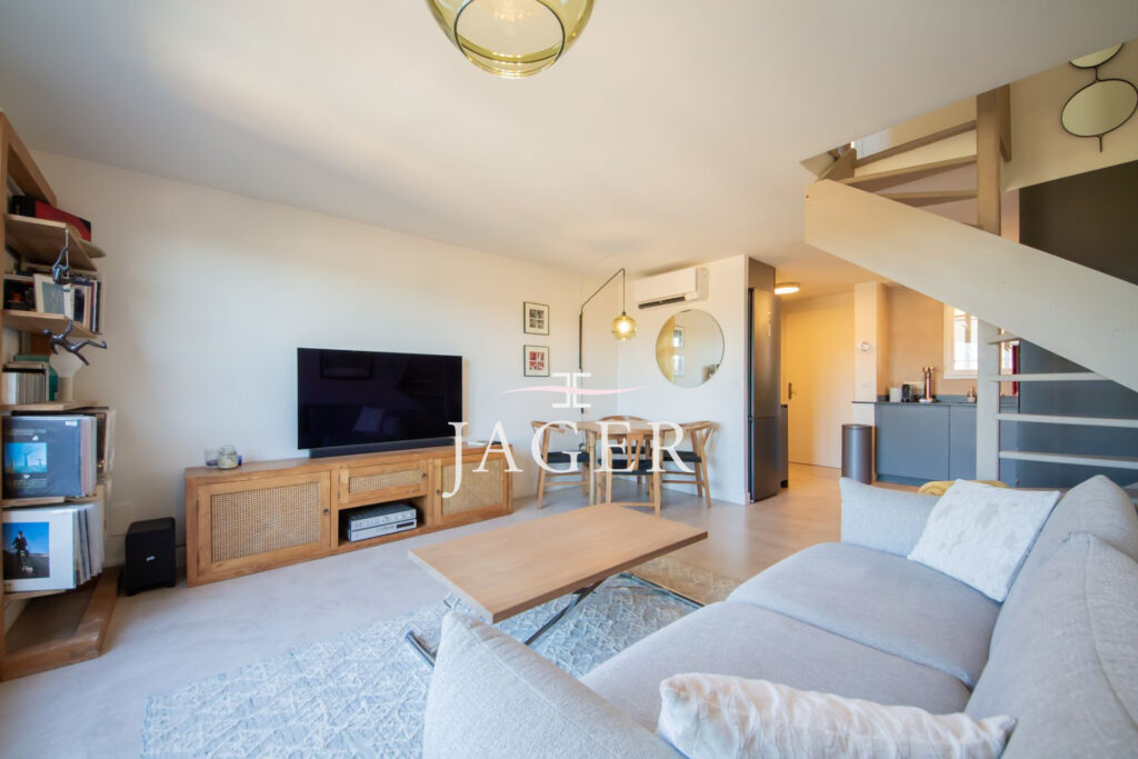 Duplex rénovée avec vue panoramique sur Port-Grimaud avec gara – 3 pièces – 2 chambres – 55.00 m²