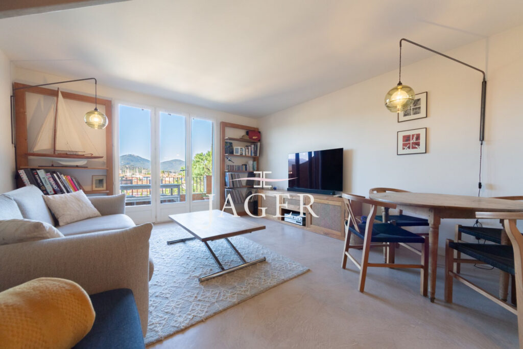 Duplex rénovée avec vue panoramique sur Port-Grimaud avec gara – 3 pièces – 2 chambres – 55.00 m²