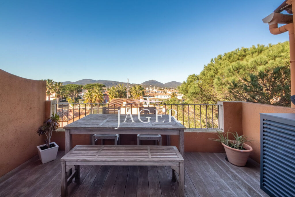 Duplex rénovée avec vue panoramique sur Port-Grimaud avec gara – 3 pièces – 2 chambres – 55.00 m²