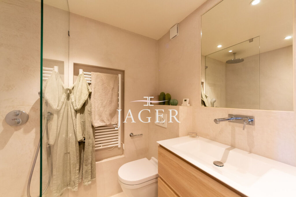 Duplex rénovée avec vue panoramique sur Port-Grimaud avec gara – 3 pièces – 2 chambres – 55.00 m²