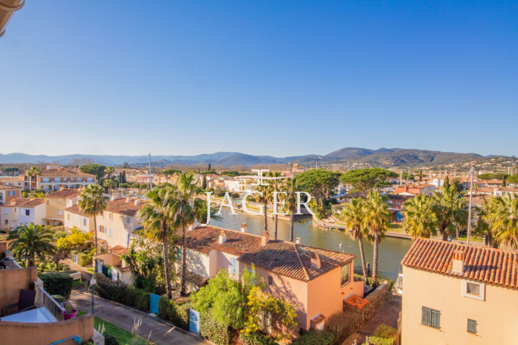Duplex rénovée avec vue panoramique sur Port-Grimaud avec gara – 3 pièces – 2 chambres – 55.00 m²