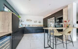 Belle villa contemporaine avec piscine et cuisine d&rsquo;été – 5 pièces – 4 chambres – 168.00 m²