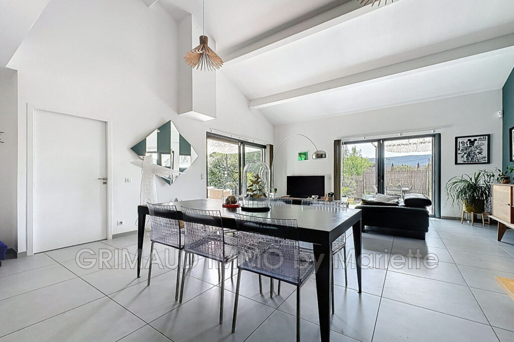 Belle villa contemporaine avec piscine et cuisine d&rsquo;été – 5 pièces – 4 chambres – 168.00 m²