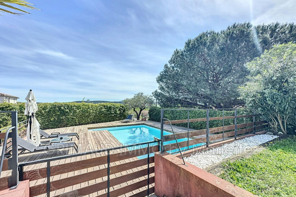 Belle villa contemporaine avec piscine et cuisine d&rsquo;été – 5 pièces – 4 chambres – 168.00 m²