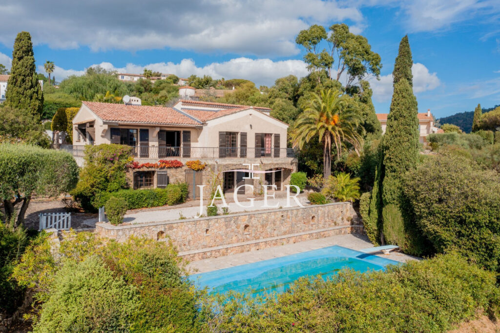 Charmante villa provençale pleine de potentiel avec vue mer pa – 7 pièces – 6 chambres – 255.00 m²