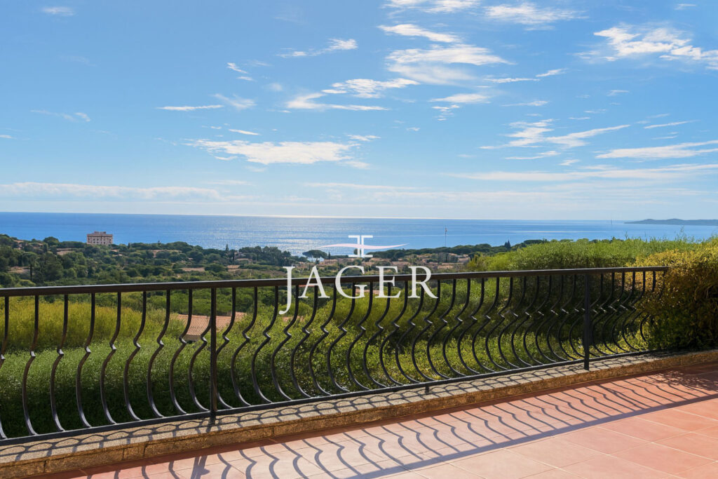 Charmante villa provençale pleine de potentiel avec vue mer pa – 7 pièces – 6 chambres – 255.00 m²