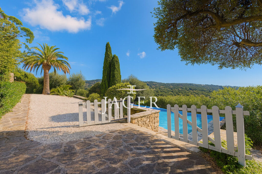 Charmante villa provençale pleine de potentiel avec vue mer pa – 7 pièces – 6 chambres – 255.00 m²