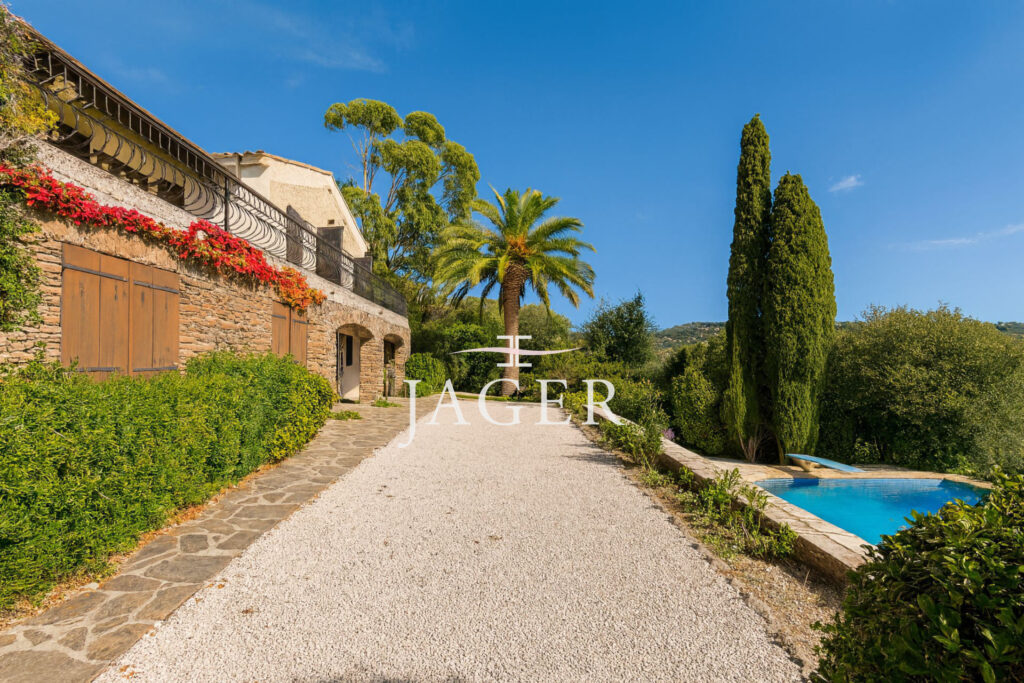 Charmante villa provençale pleine de potentiel avec vue mer pa – 7 pièces – 6 chambres – 255.00 m²