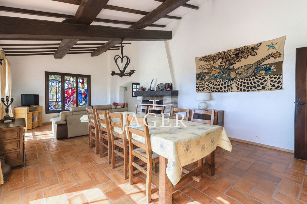 Charmante villa provençale pleine de potentiel avec vue mer pa – 7 pièces – 6 chambres – 255.00 m²