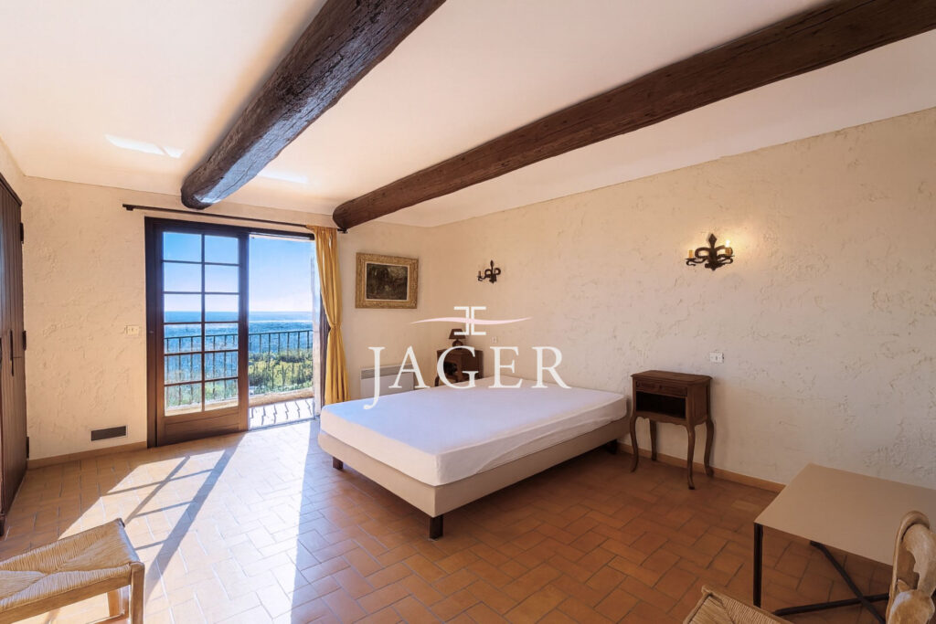 Charmante villa provençale pleine de potentiel avec vue mer pa – 7 pièces – 6 chambres – 255.00 m²