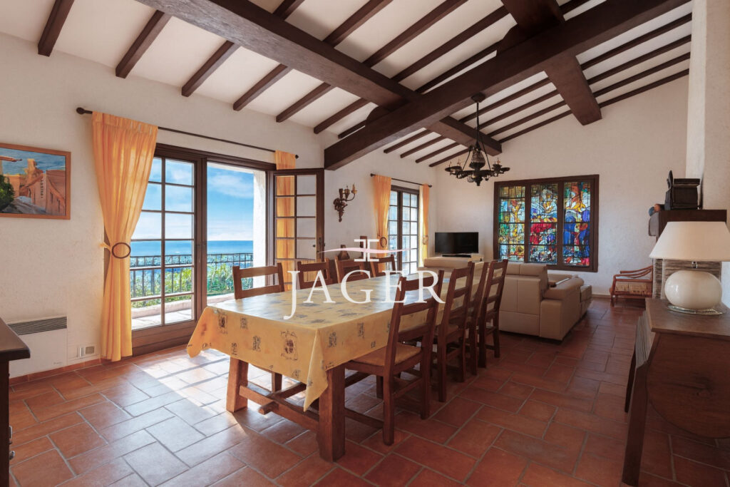 Charmante villa provençale pleine de potentiel avec vue mer pa – 7 pièces – 6 chambres – 255.00 m²