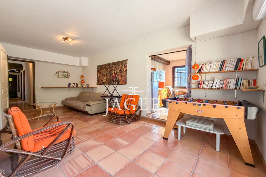 Charmante villa provençale pleine de potentiel avec vue mer pa – 7 pièces – 6 chambres – 255.00 m²