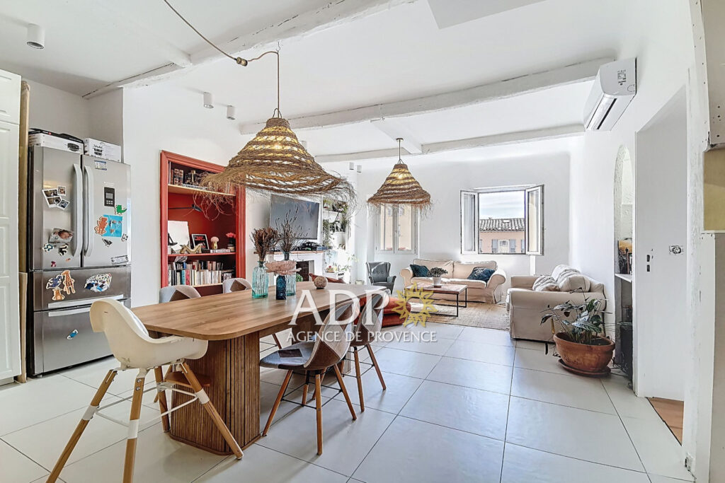 Grasse centre Dernier étage ? 4 pièces rénové avec charme et v – 4 pièces – 3 chambres – 104.07 m²