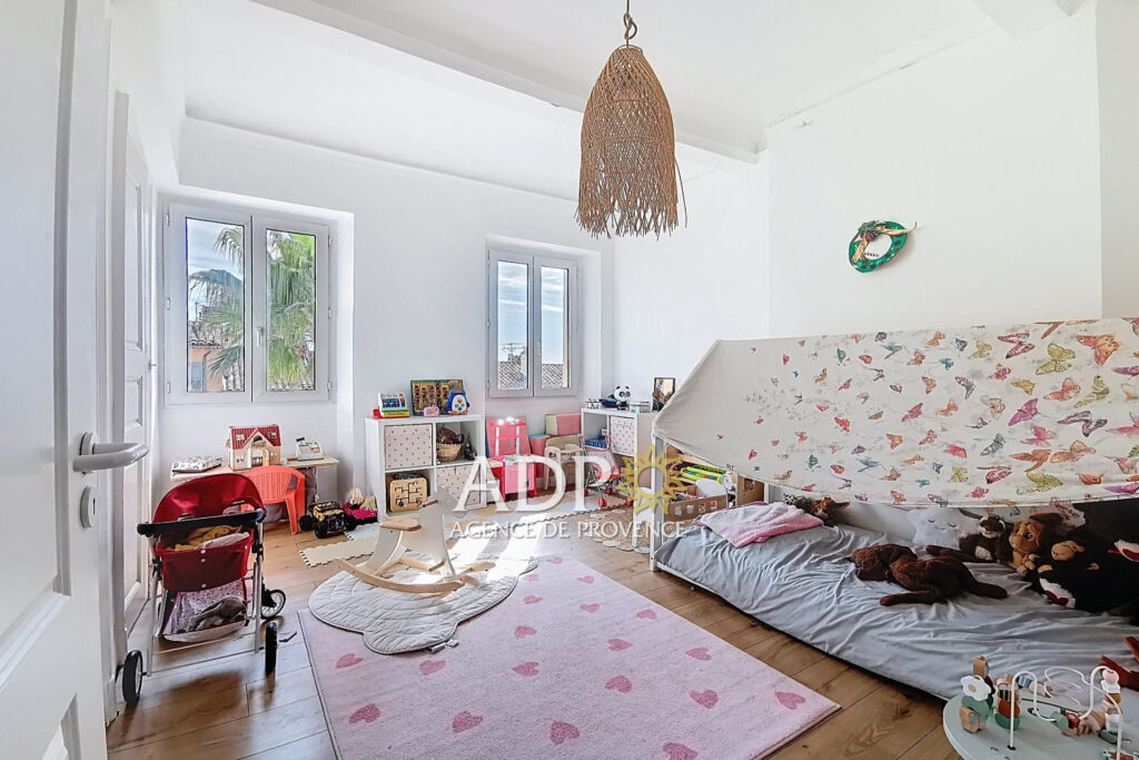 Grasse centre Dernier étage ? 4 pièces rénové avec charme et v – 4 pièces – 3 chambres – 104.07 m²