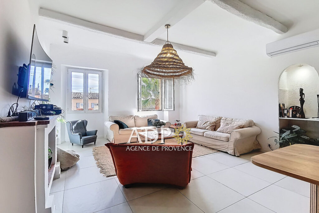 Grasse centre Dernier étage ? 4 pièces rénové avec charme et v – 4 pièces – 3 chambres – 104.07 m²