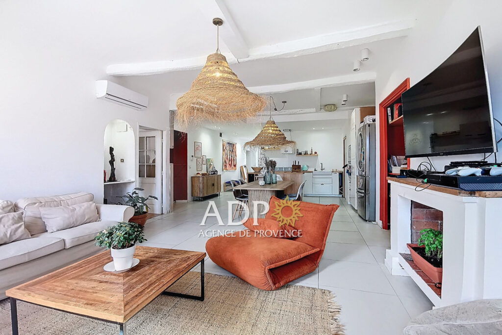 Grasse centre Dernier étage ? 4 pièces rénové avec charme et v – 4 pièces – 3 chambres – 104.07 m²