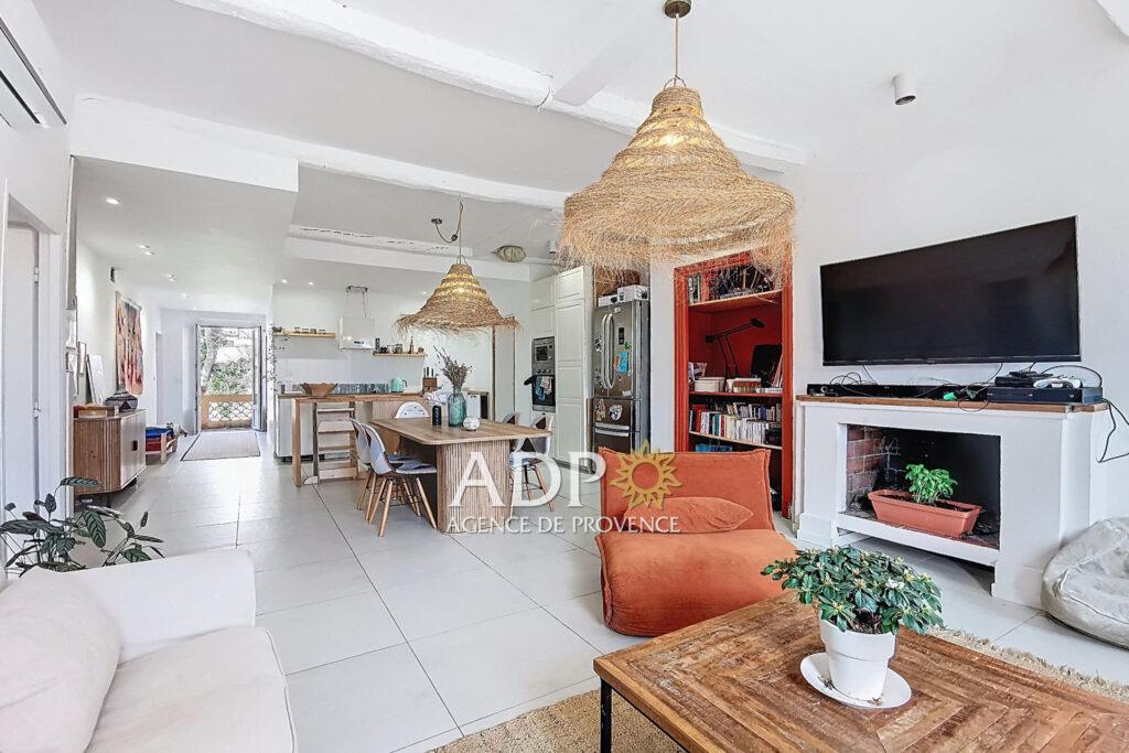 Grasse centre Dernier étage ? 4 pièces rénové avec charme et v – 4 pièces – 3 chambres – 104.07 m²