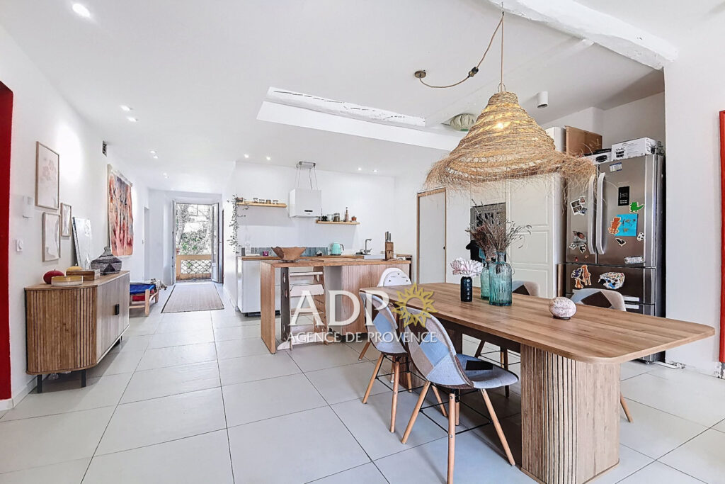 Grasse centre Dernier étage ? 4 pièces rénové avec charme et v – 4 pièces – 3 chambres – 104.07 m²