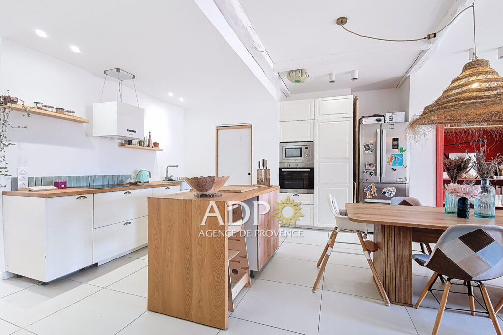 Grasse centre Dernier étage ? 4 pièces rénové avec charme et v – 4 pièces – 3 chambres – 104.07 m²