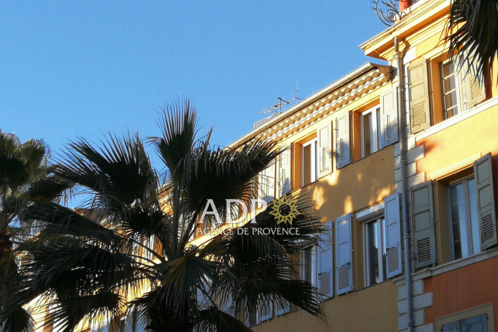 Grasse centre Dernier étage ? 4 pièces rénové avec charme et v – 4 pièces – 3 chambres – 104.07 m²