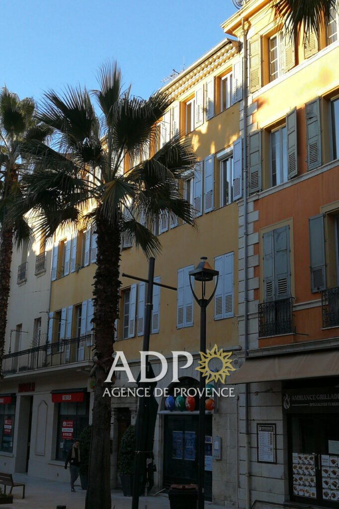 Grasse centre Dernier étage ? 4 pièces rénové avec charme et v – 4 pièces – 3 chambres – 104.07 m²