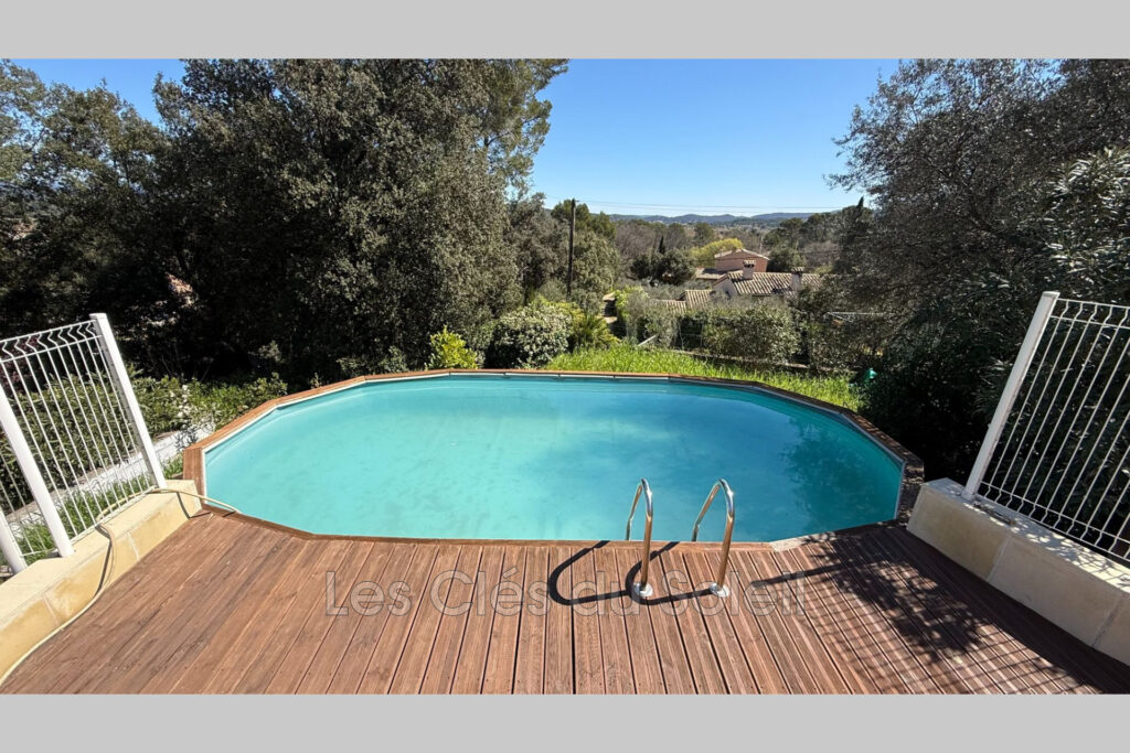 Maison spacieuse et lumineuse comprenant, au rez-de-chaussée,  – 4 pièces – 3 chambres – 150.00 m²