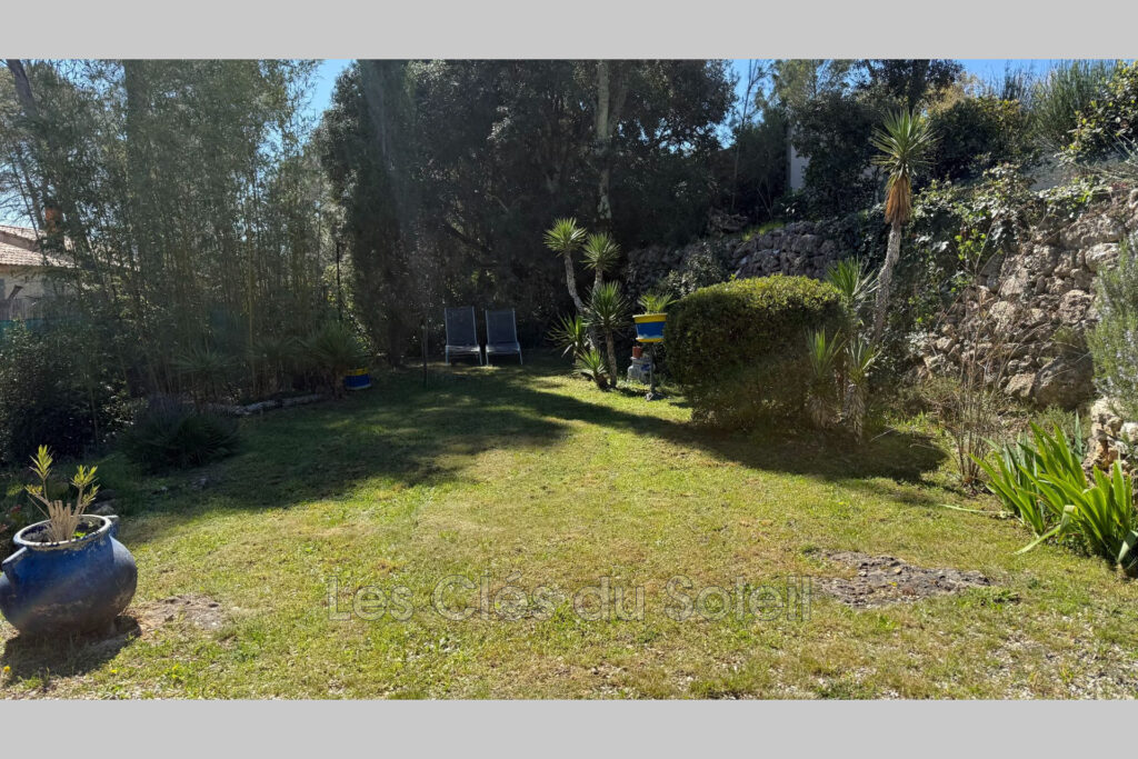 Maison spacieuse et lumineuse comprenant, au rez-de-chaussée,  – 4 pièces – 3 chambres – 150.00 m²