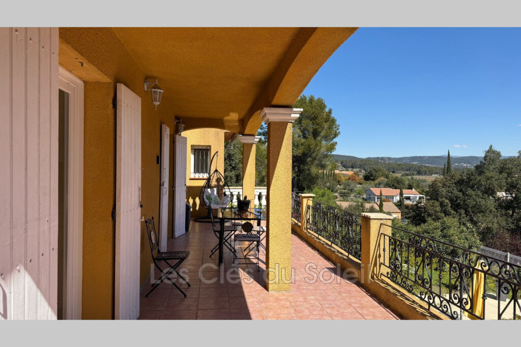 Maison spacieuse et lumineuse comprenant, au rez-de-chaussée,  – 4 pièces – 3 chambres – 150.00 m²