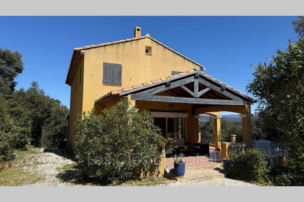 Maison spacieuse et lumineuse comprenant, au rez-de-chaussée,  – 4 pièces – 3 chambres – 150.00 m²