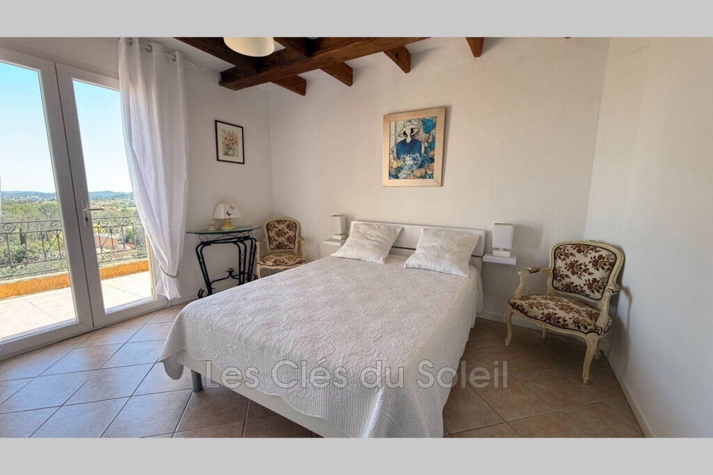 Maison spacieuse et lumineuse comprenant, au rez-de-chaussée,  – 4 pièces – 3 chambres – 150.00 m²