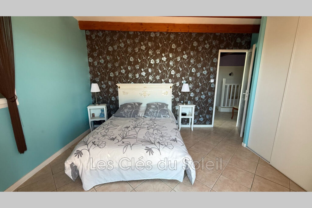 Maison spacieuse et lumineuse comprenant, au rez-de-chaussée,  – 4 pièces – 3 chambres – 150.00 m²