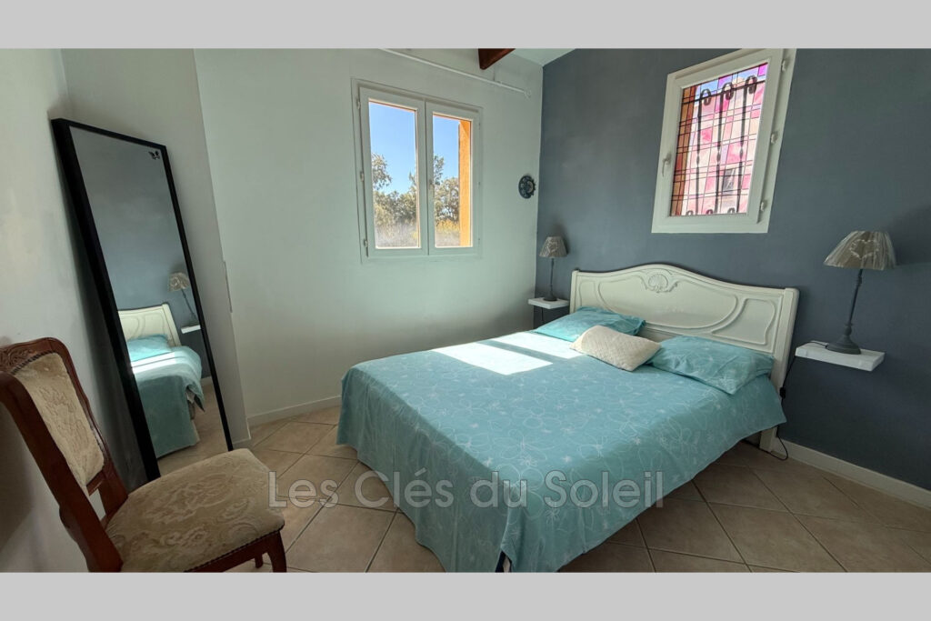 Maison spacieuse et lumineuse comprenant, au rez-de-chaussée,  – 4 pièces – 3 chambres – 150.00 m²