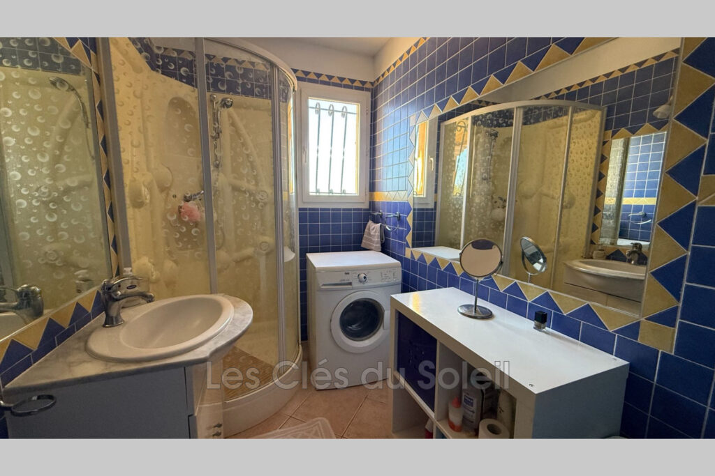 Maison spacieuse et lumineuse comprenant, au rez-de-chaussée,  – 4 pièces – 3 chambres – 150.00 m²