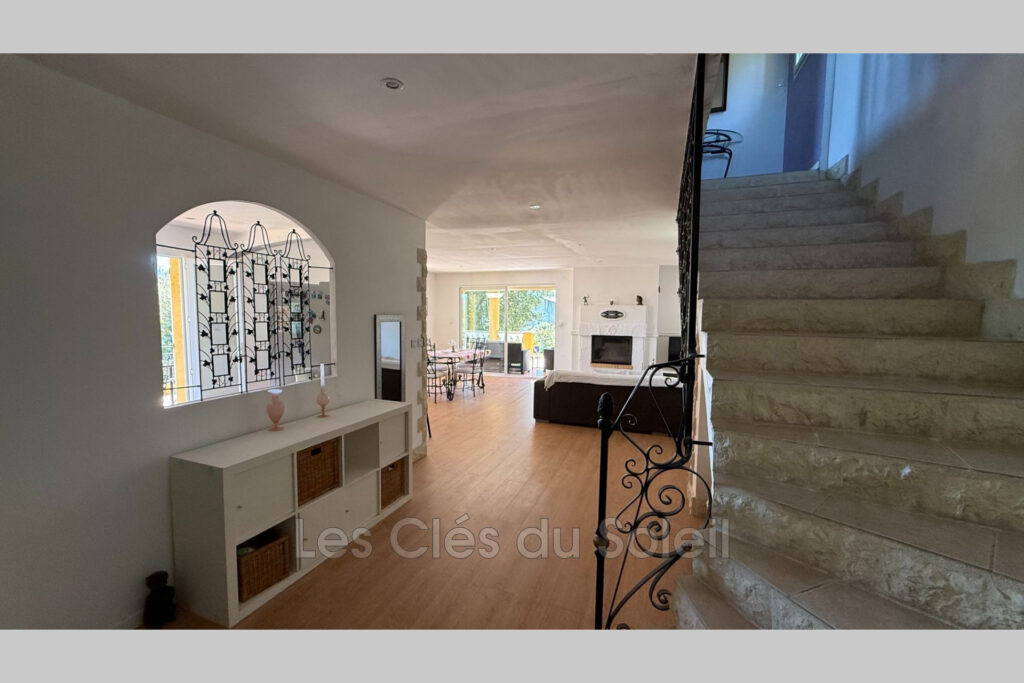 Maison spacieuse et lumineuse comprenant, au rez-de-chaussée,  – 4 pièces – 3 chambres – 150.00 m²