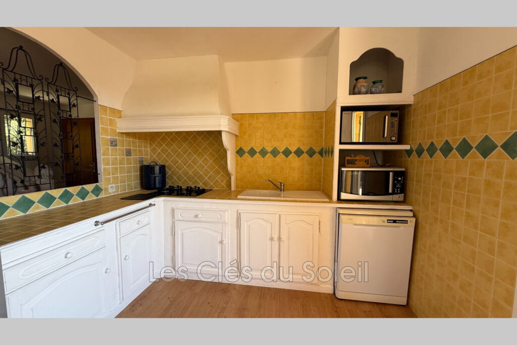 Maison spacieuse et lumineuse comprenant, au rez-de-chaussée,  – 4 pièces – 3 chambres – 150.00 m²