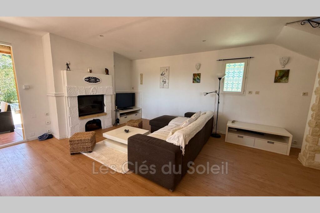 Maison spacieuse et lumineuse comprenant, au rez-de-chaussée,  – 4 pièces – 3 chambres – 150.00 m²