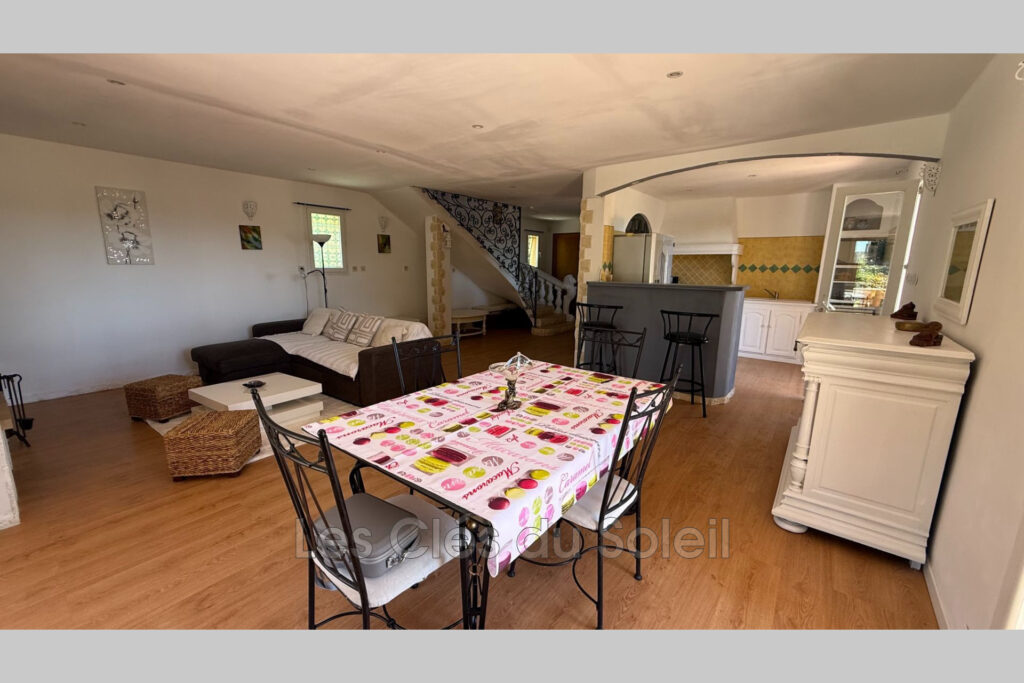 Maison spacieuse et lumineuse comprenant, au rez-de-chaussée,  – 4 pièces – 3 chambres – 150.00 m²