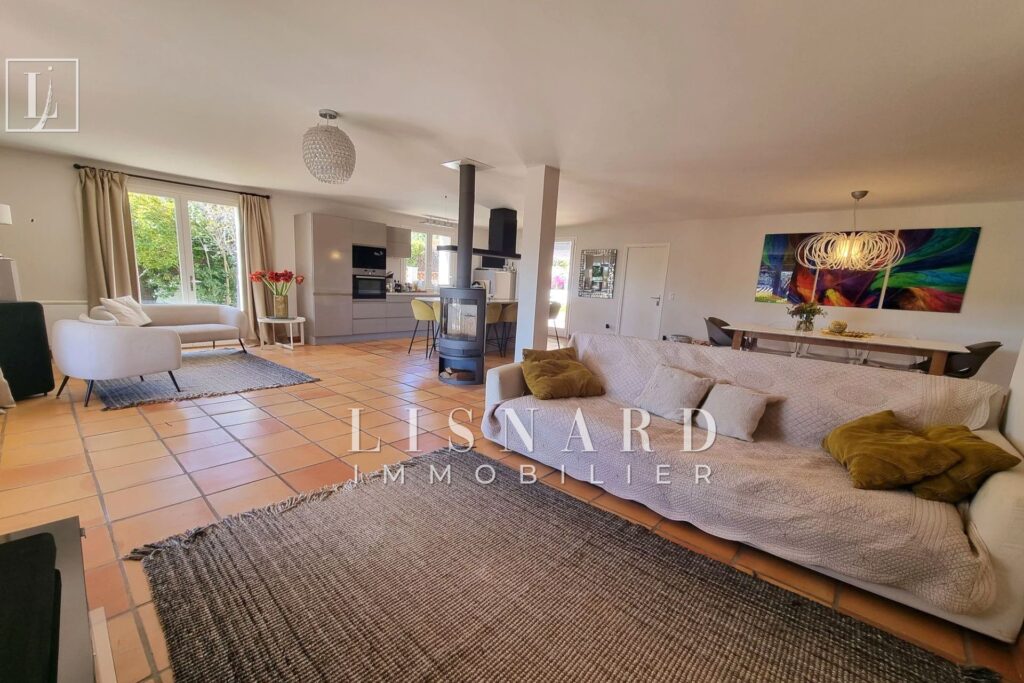 HAUTEURS DE VALLAURIS – Dans un quartier recherché et résident – 5 pièces – 5 chambres – 168.00 m²