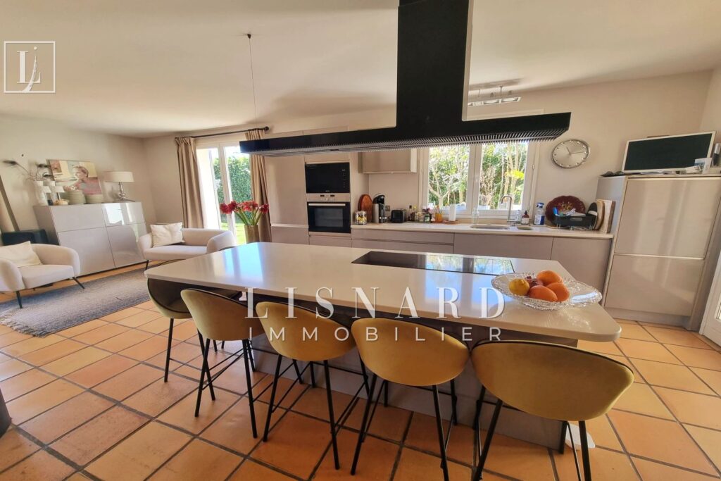 HAUTEURS DE VALLAURIS – Dans un quartier recherché et résident – 5 pièces – 5 chambres – 168.00 m²