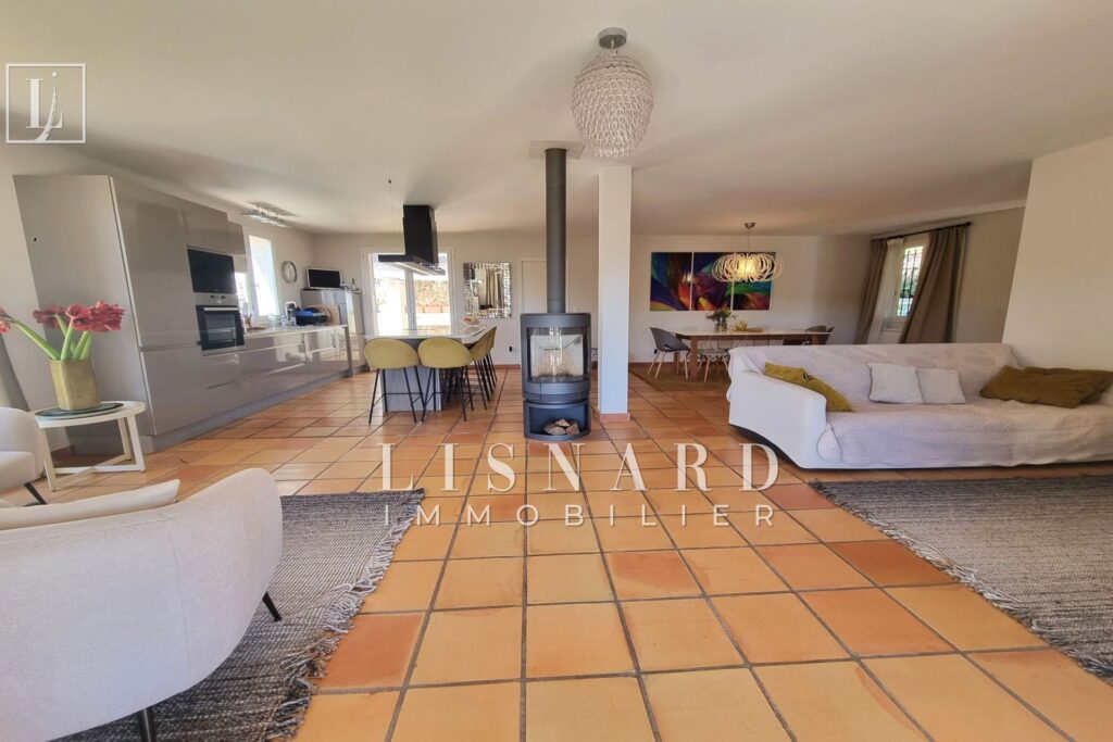 HAUTEURS DE VALLAURIS – Dans un quartier recherché et résident – 5 pièces – 5 chambres – 168.00 m²