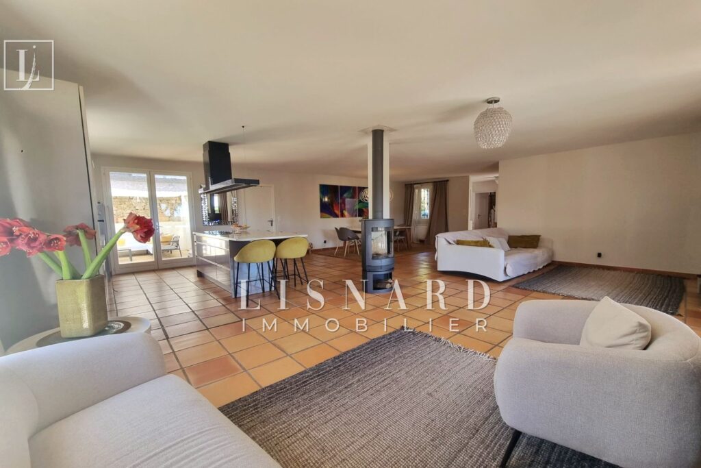 HAUTEURS DE VALLAURIS – Dans un quartier recherché et résident – 5 pièces – 5 chambres – 168.00 m²