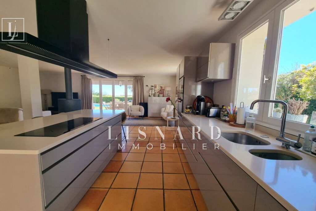 HAUTEURS DE VALLAURIS – Dans un quartier recherché et résident – 5 pièces – 5 chambres – 168.00 m²