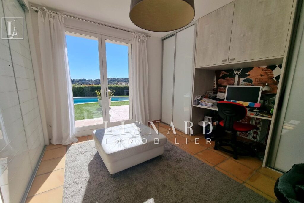 HAUTEURS DE VALLAURIS – Dans un quartier recherché et résident – 5 pièces – 5 chambres – 168.00 m²