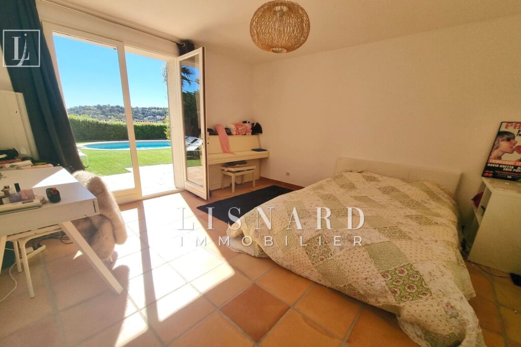 HAUTEURS DE VALLAURIS – Dans un quartier recherché et résident – 5 pièces – 5 chambres – 168.00 m²